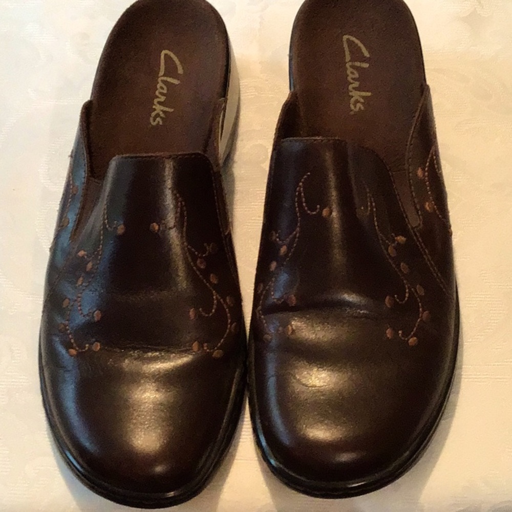 Clark leather slip on shoes in size 10M.